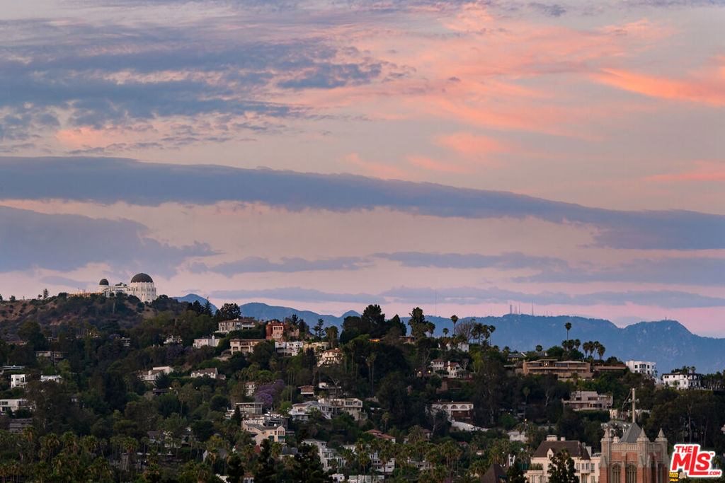 https://media.crmls.org/mediaz/1af785d6-48bf-49c1-b075-033f75e420a2.jpg?preset=X-Large