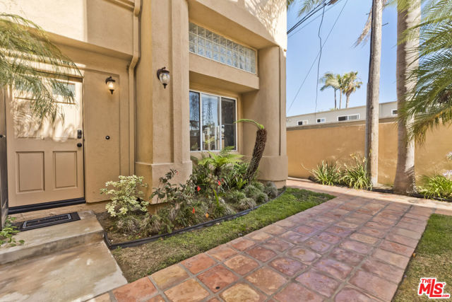 1630 E Palm Avenue, El Segundo CA: https://media.crmls.org/mediaz/1af8ed2f-b4f3-4f57-9a1e-60a3a57ac352.jpg