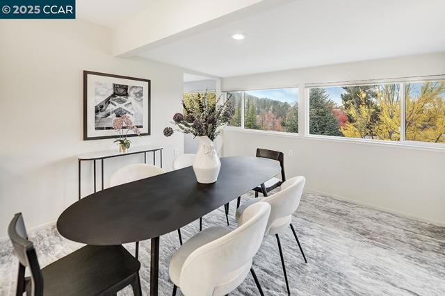 2900 Tice Creek Dr, Walnut Creek CA: https://media.crmls.org/mediaz/1af9bdfc-5270-41eb-9548-b751f3765dd2.jpg