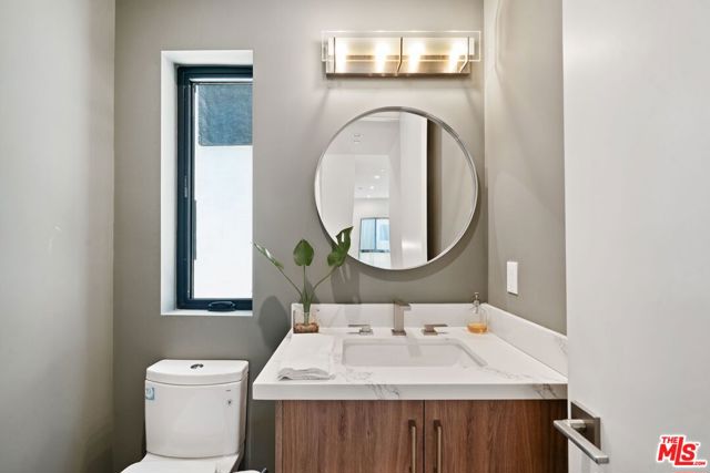 3807 S Verona Court, Los Angeles CA: https://media.crmls.org/mediaz/1afa0840-a405-48e0-8b97-4103ef2eae34.jpg