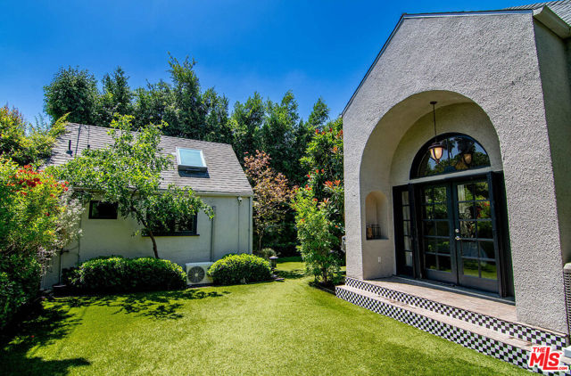 342 N Citrus Avenue, Los Angeles CA: https://media.crmls.org/mediaz/1afa0d8c-d5d5-4b51-b338-b18e1ee99e58.jpg