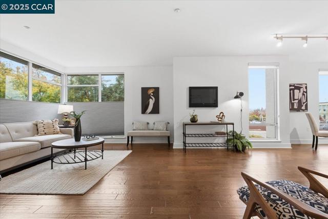 555 Ygnacio Valley Rd, Walnut Creek CA: https://media.crmls.org/mediaz/1afab865-a875-460a-aee3-85d3f7aa1227.jpg