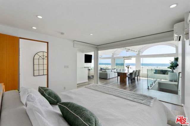 3806 Ocean Front Walk, Marina del Rey CA: https://media.crmls.org/mediaz/1afb17cf-8fad-4444-aa64-638b019dbc7b.jpg