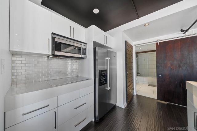 702 Ash St, San Diego CA: https://media.crmls.org/mediaz/1afb271a-3205-4570-995b-fcb222d1cd3c.jpg