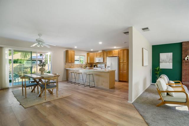 Detail Gallery Image 3 of 28 For 1227 Dolphin Cir, Vista,  CA 92084 - 4 Beds | 2 Baths