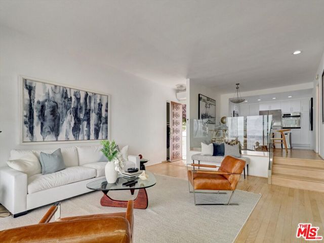 18111 Coastline Drive, Malibu CA: https://media.crmls.org/mediaz/1afebb8d-c750-4110-894b-4efeb4e00e7d.jpg