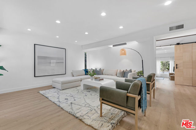 418 N Bowling Green Way, Los Angeles CA: https://media.crmls.org/mediaz/1aff4d94-8d09-4b06-aefe-0396db455392.jpg
