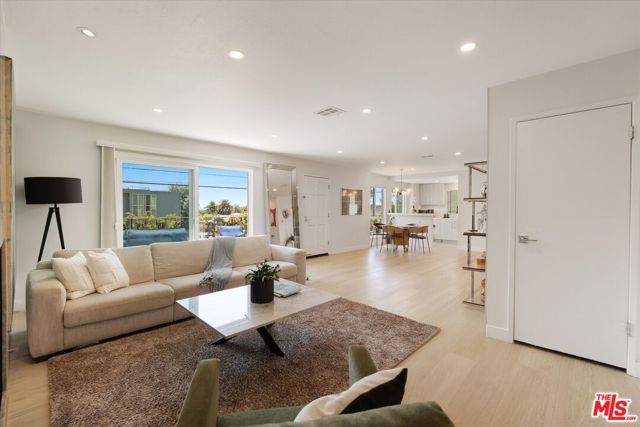 737 Pier Avenue, Santa Monica CA: https://media.crmls.org/mediaz/1b000b6d-878f-4416-8853-de829aa44b84.jpg