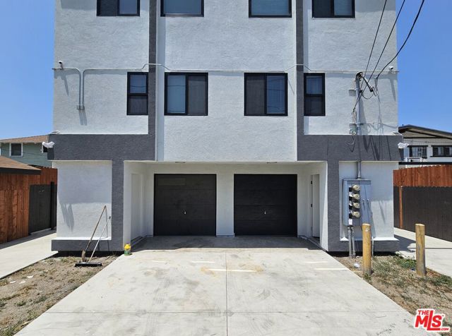 4112 S Normandie Avenue, Los Angeles CA: https://media.crmls.org/mediaz/1b01568c-333f-4b46-adf0-fad5684e9c92.jpg