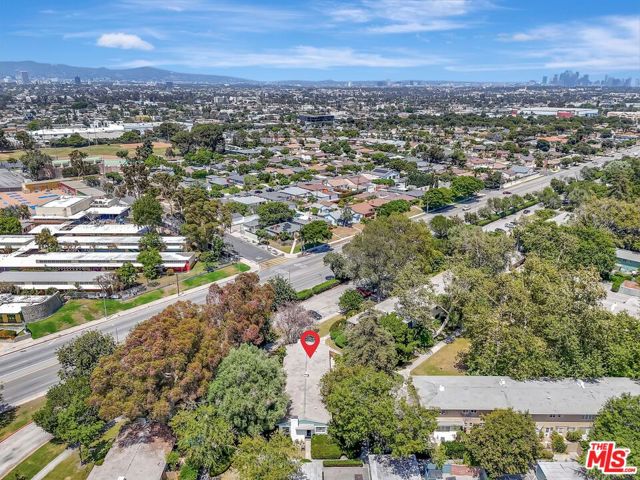 5513 Village, Los Angeles CA: https://media.crmls.org/mediaz/1b01d609-637f-4642-b8af-35e0d5d77fb8.jpg