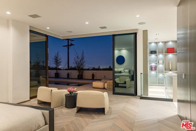 9405 Sierra Mar Place, Los Angeles CA: https://media.crmls.org/mediaz/1b02cc7b-cdfb-4b2a-a1c6-8a768903ac00.jpg