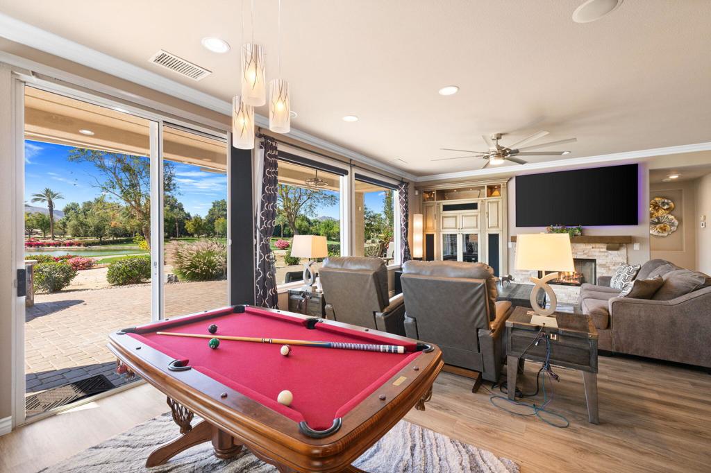 https://media.crmls.org/mediaz/1b0464e3-1ce4-4d40-8e16-390cf0d9c3bc.jpg?preset=X-Large