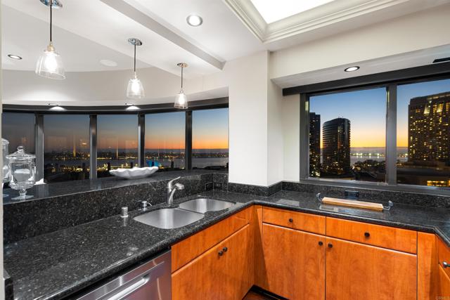 200 Harbor Dr, San Diego CA: https://media.crmls.org/mediaz/1b04a419-2022-46aa-ad04-7922de263956.jpg