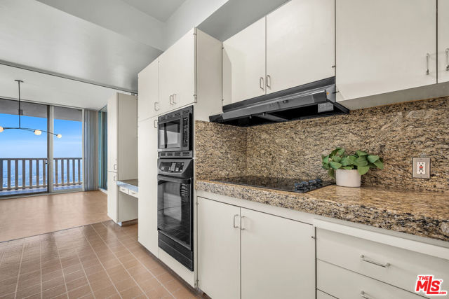 9255 Doheny Road, West Hollywood CA: https://media.crmls.org/mediaz/1b0567c7-758e-4d24-9068-6106bbff3c49.jpg
