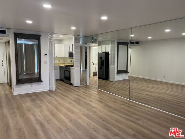 800 W 1st Street, Los Angeles CA: https://media.crmls.org/mediaz/1b06c782-e3da-4e0d-a10f-cb6cb06a1ff5.jpg