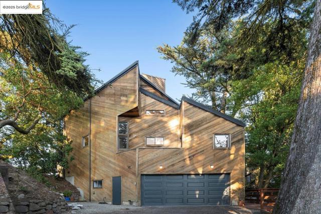 2112 Manzanita Dr, Oakland CA: https://media.crmls.org/mediaz/1b07103e-c783-4433-964b-4878db9d5e68.jpg