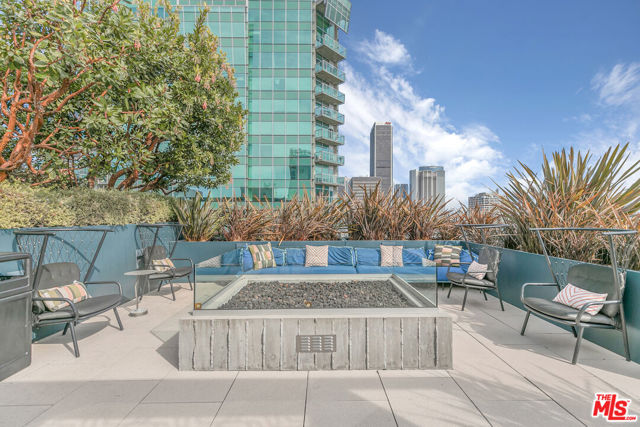 901 S Flower Street, Los Angeles CA: https://media.crmls.org/mediaz/1b07848b-5a1d-4ab9-94cd-2e35ca77fefa.jpg