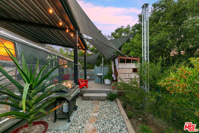 20605 Cheney Drive, Topanga CA: https://media.crmls.org/mediaz/1b08213d-e5e5-4e64-8b95-8610a92f3596.jpg