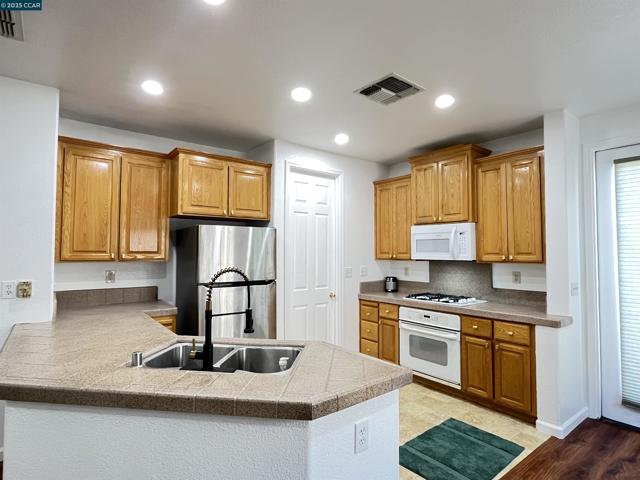 1870 Zurlo Way, Sacramento CA: https://media.crmls.org/mediaz/1b085921-f8f9-40da-8c61-2b8589ad97a6.jpg