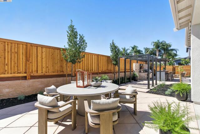 1685 Arione Street, Brentwood CA: https://media.crmls.org/mediaz/1b08be94-5007-4798-a6ec-46a7b646f7b4.jpg