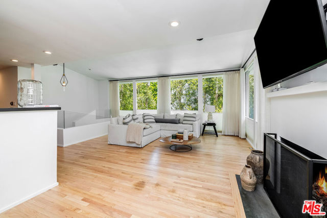 1331 CORDELL Place, Los Angeles CA: https://media.crmls.org/mediaz/1b09cf65-fb76-46c3-87a9-81579880f038.jpg