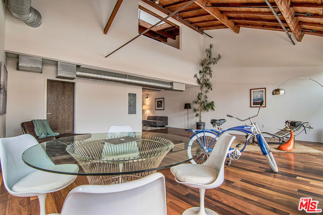 1046 Princeton Drive, Venice CA: https://media.crmls.org/mediaz/1b0ac68f-7e07-4626-b665-cda8342c4704.jpg
