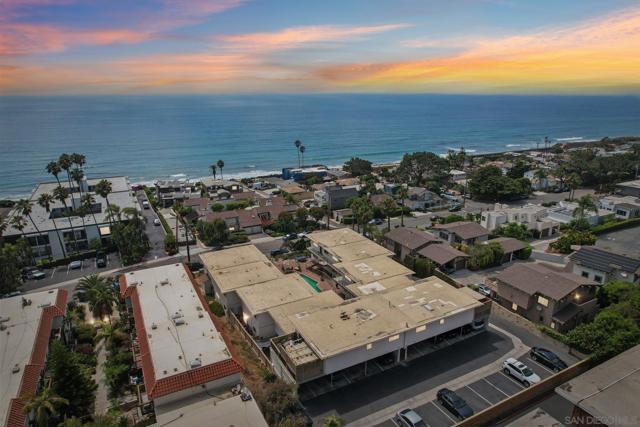 519 Stratford Ct, Del Mar CA: https://media.crmls.org/mediaz/1b0bdf29-4a32-4e1f-b7ea-df3b99155b6f.jpg