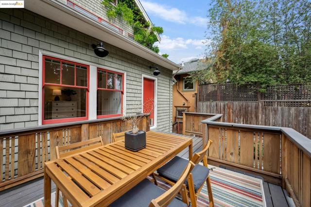 485 Hardy St, Oakland CA: https://media.crmls.org/mediaz/1b0d3844-632b-484d-9f3d-cc0c213d8157.jpg