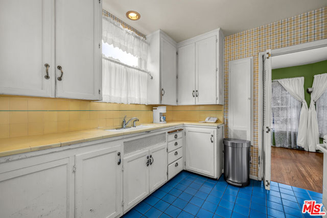 713 Broadway, Redondo Beach, California 90277, 3 Bedrooms Bedrooms, ,2 BathroomsBathrooms,Residential,Sold,Broadway,25617063