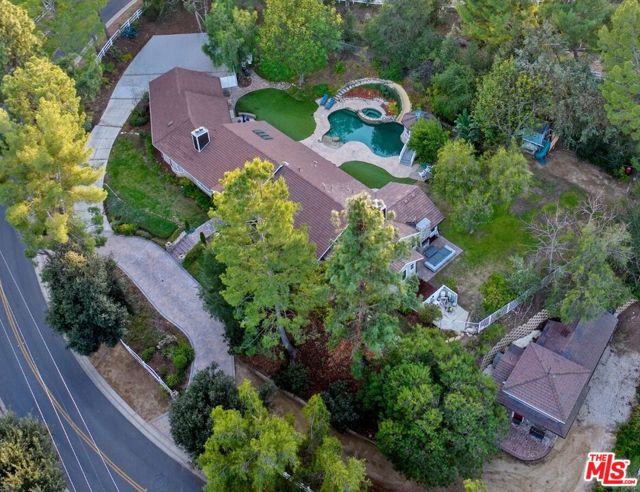24901 Jim Bridger Road, Hidden Hills CA: https://media.crmls.org/mediaz/1b0eed93-3dd1-4a3f-bea8-e30d10ae6337.jpg
