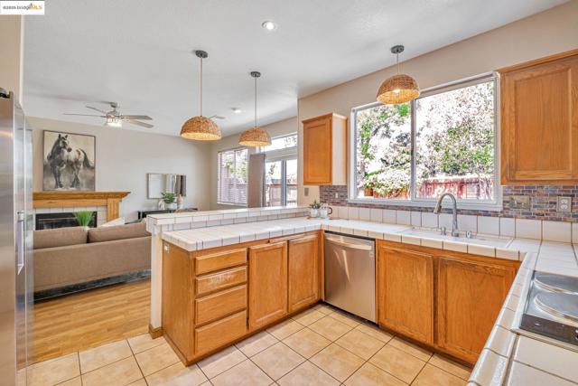85 Duckhorn Place, Oakley CA: https://media.crmls.org/mediaz/1b0f5438-264f-4763-9214-d854ea886087.jpg