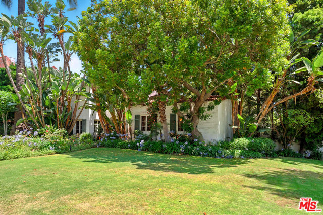 602 N Crescent Drive, Beverly Hills CA: https://media.crmls.org/mediaz/1b108c8e-7aa4-4114-a4c7-772a94c9f9f0.jpg