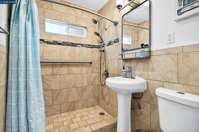 5774 Friar Ct, El Sobrante CA: https://media.crmls.org/mediaz/1b109414-c5dc-4b00-89b9-f307f1eb1099.jpg