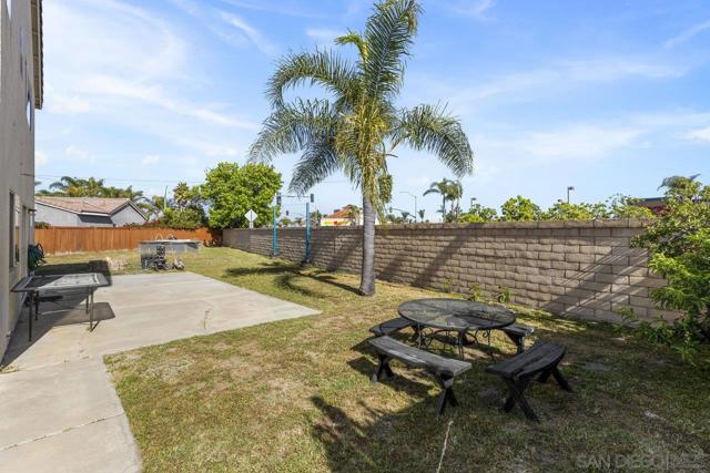 4425 Arbor Cove Cir, Oceanside CA: https://media.crmls.org/mediaz/1b10db69-e7ba-48c6-acec-f43731973be6.jpg