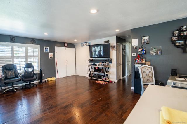 1260 Finch Pl, Chula Vista CA: https://media.crmls.org/mediaz/1b1111a7-77e2-4945-ab9d-f76f0c7c8003.jpg