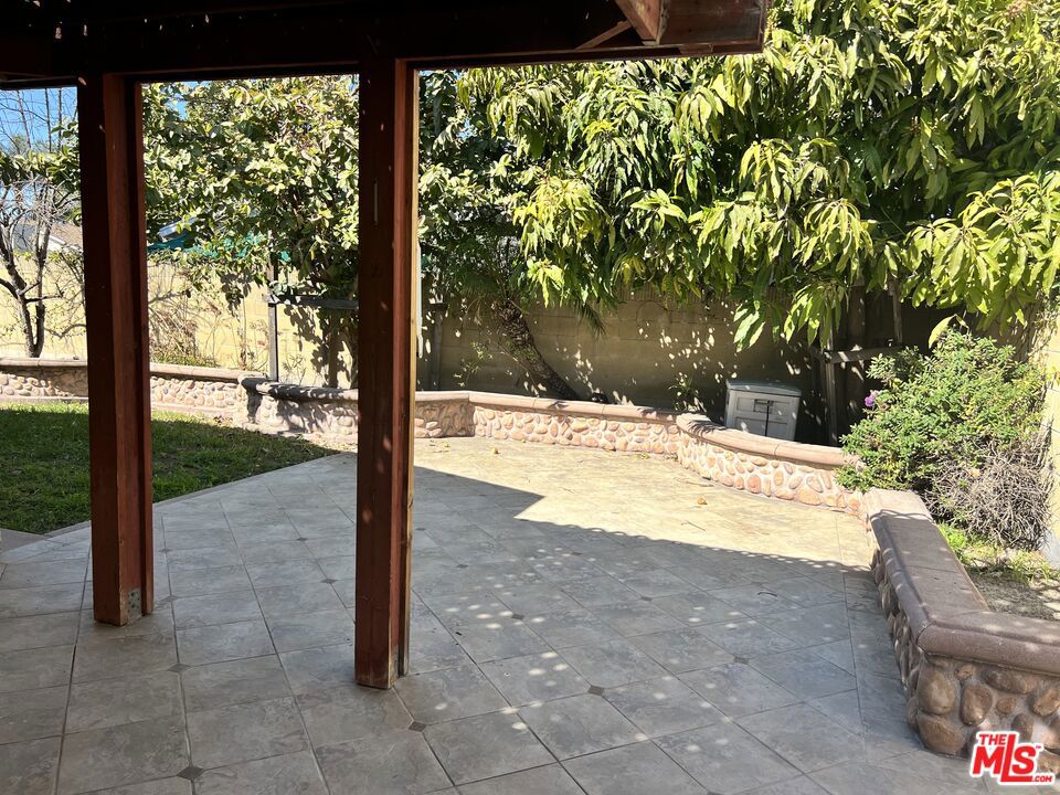 https://media.crmls.org/mediaz/1b111e11-0a51-4697-a0da-f9cef548c7c7.jpg?preset=X-Large