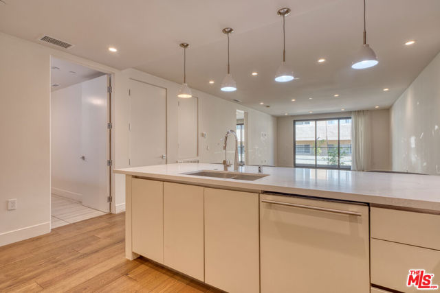 411 S Hamel Road, Los Angeles CA: https://media.crmls.org/mediaz/1b118a85-6994-4c63-9e7e-452e13fc16aa.jpg