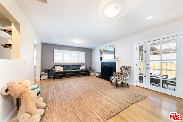 22021 De La Osa Street, Woodland Hills CA: https://media.crmls.org/mediaz/1b12746a-7448-415c-8727-525ad49763ae.jpg