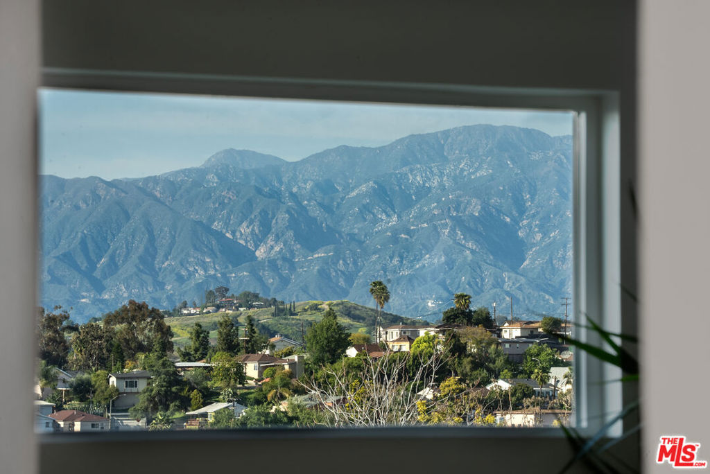 https://media.crmls.org/mediaz/1b13b65d-e722-42d0-b376-da814500b17c.jpg?preset=X-Large