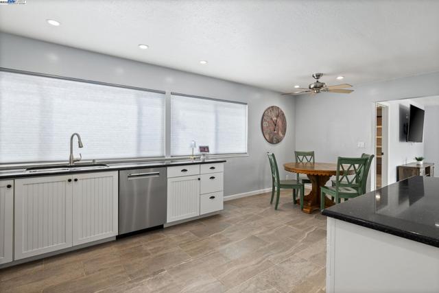 2889 Biddleford Drive, San Ramon CA: https://media.crmls.org/mediaz/1b146659-213b-4889-9b91-97fb28db8877.jpg