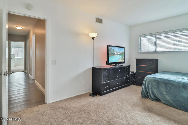 168 E Gainsborough Road, Thousand Oaks CA: https://media.crmls.org/mediaz/1b158c77-1958-4257-bd87-7c6594cc57a7.jpg