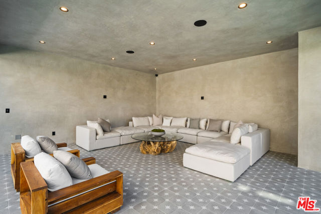 6660 Maryland Drive, Los Angeles CA: https://media.crmls.org/mediaz/1b15d86e-67d1-4095-b617-d0ee47077c2e.jpg