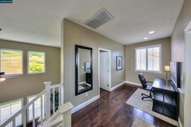 2927 Carlingford Ln, Vallejo CA: https://media.crmls.org/mediaz/1b183694-d3c2-43b6-b5eb-c65e5b5e3c55.jpg