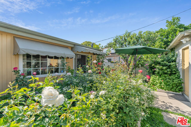 4436 Stansbury Avenue, Sherman Oaks CA: https://media.crmls.org/mediaz/1b18ea0b-9163-48e4-aad3-de3f39bf50a9.jpg