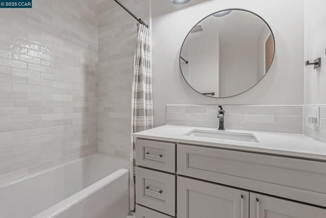 5891 Caulfield Dr, Clayton CA: https://media.crmls.org/mediaz/1b19202e-7ed1-4408-b088-34d07d44de3a.jpg
