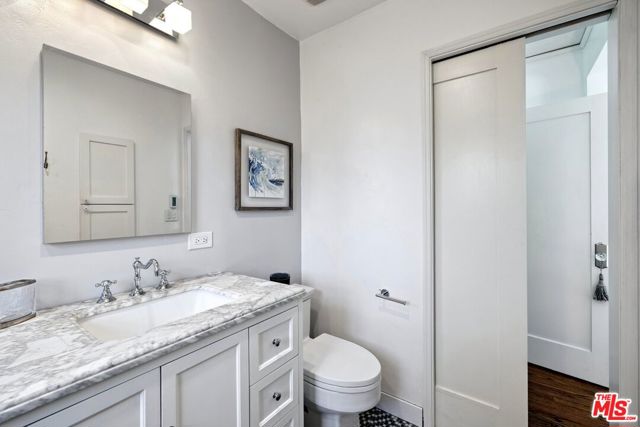 800 N Rose Street, Burbank CA: https://media.crmls.org/mediaz/1b195faa-3f53-44a5-84f9-1f94dafa15e6.jpg