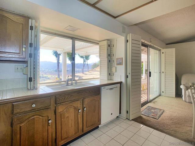 2552 Wind River Rd, El Cajon CA: https://media.crmls.org/mediaz/1b1a6661-7e0b-4d41-8333-fcfe147aa6e1.jpg