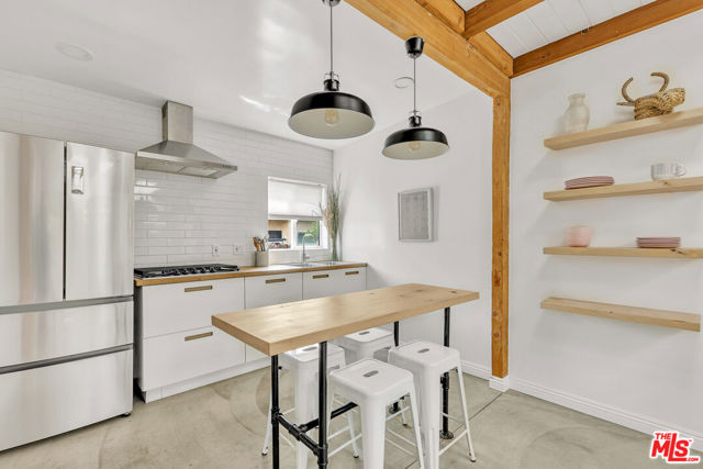 718 Vernon Avenue, Venice CA: https://media.crmls.org/mediaz/1b1b23a9-708f-4840-b41b-ee406333db66.jpg