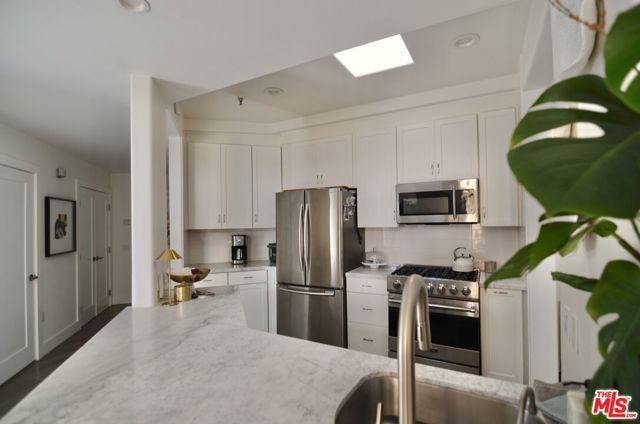 5703 Laurel Canyon Boulevard, Valley Village CA: https://media.crmls.org/mediaz/1b1b7513-87ae-407c-98e4-d044e906e820.jpg