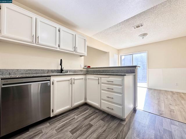 4301 Beechnut Ln, Oakley CA: https://media.crmls.org/mediaz/1b1b7f8f-0b3f-4020-9290-52fe69e47fd5.jpg